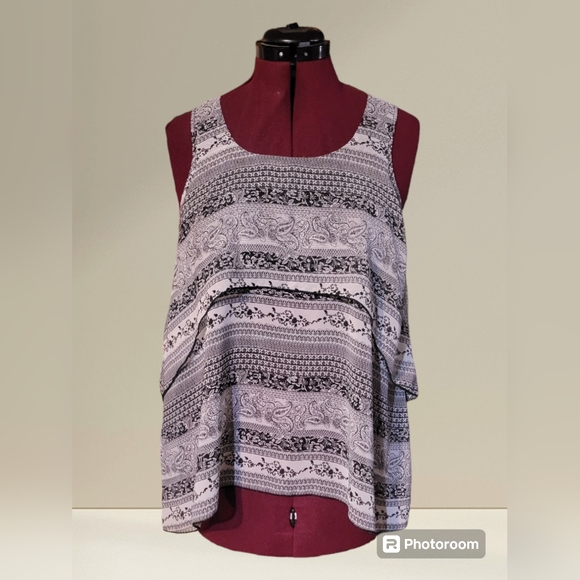 ✨️$3 or 2 for $5✨️Women's no boundaries, Large, polyester, loose fit - Picture 3 of 7